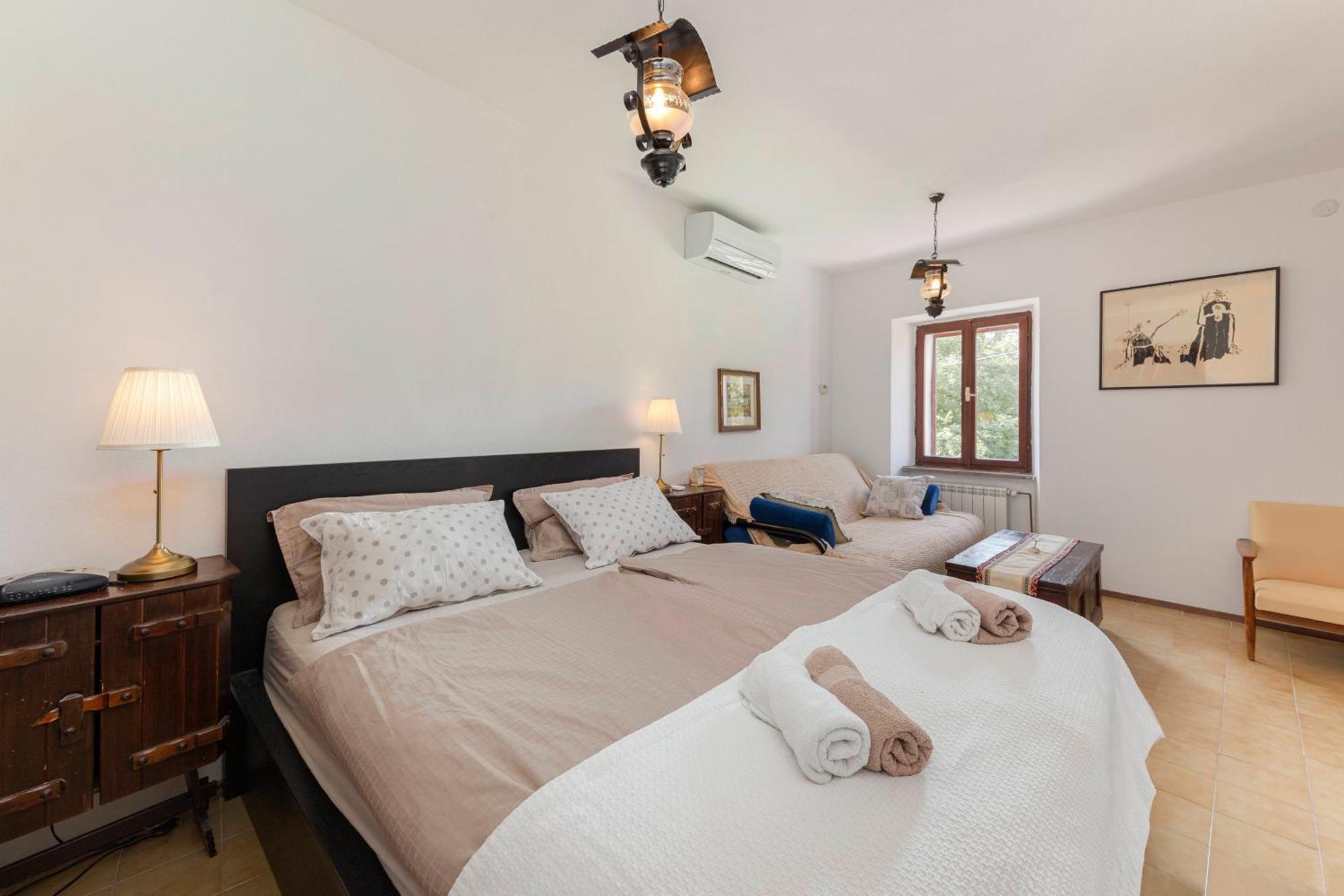 Under The Rock House In Osp With Hot Tub Apartment ภายนอก รูปภาพ