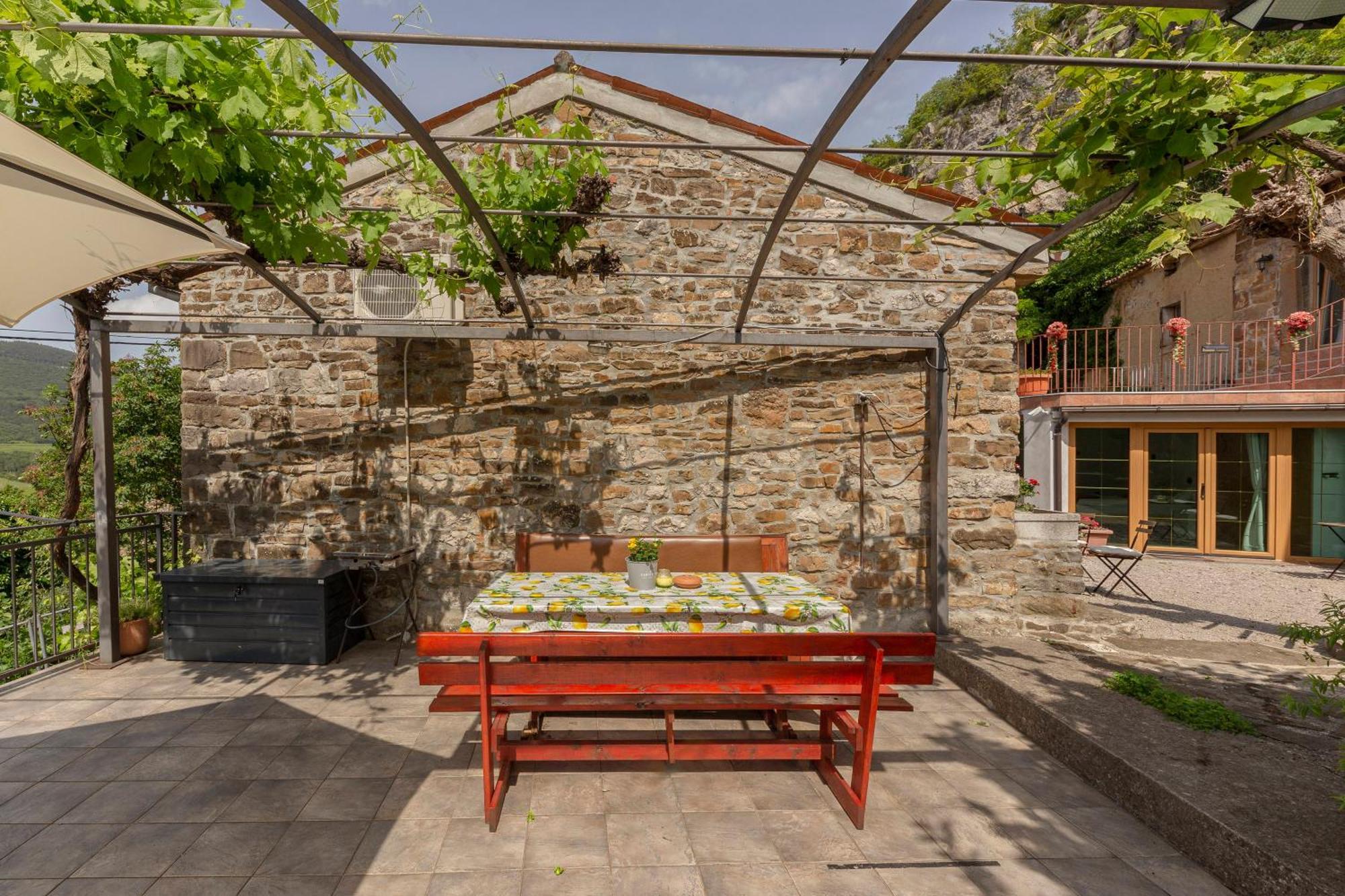 Under The Rock House In Osp With Hot Tub Apartment ภายนอก รูปภาพ