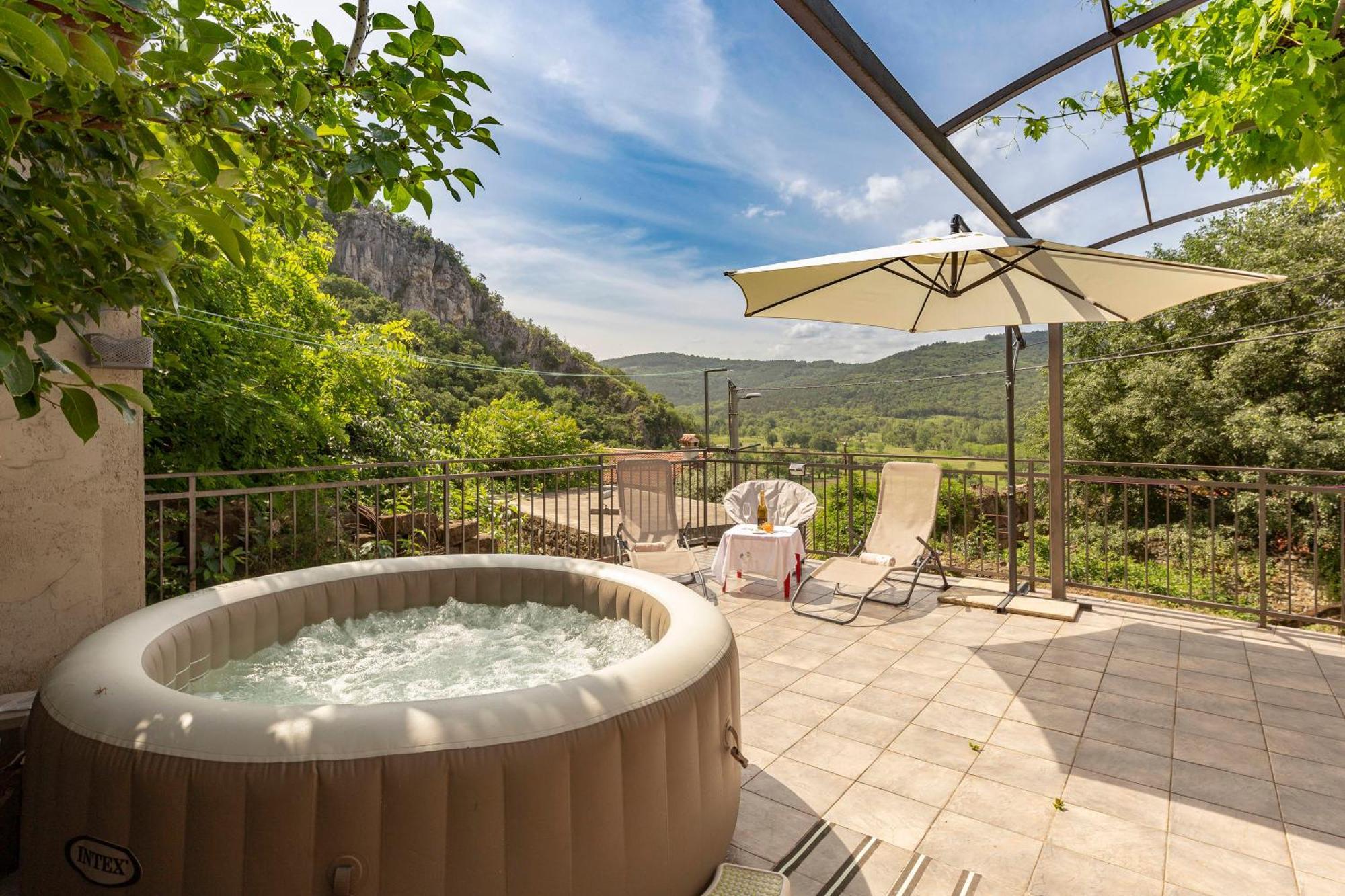 Under The Rock House In Osp With Hot Tub Apartment ภายนอก รูปภาพ