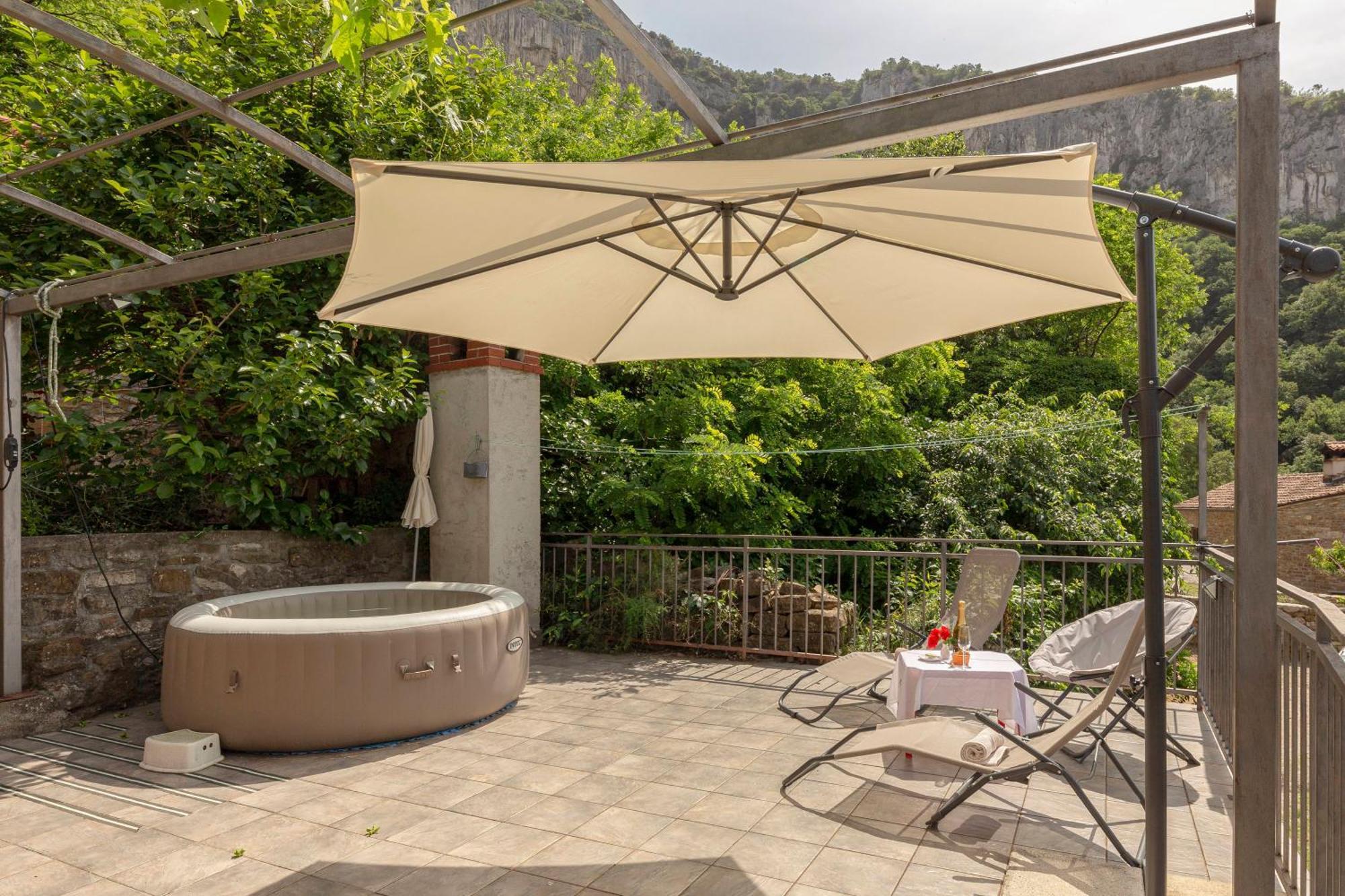Under The Rock House In Osp With Hot Tub Apartment ภายนอก รูปภาพ